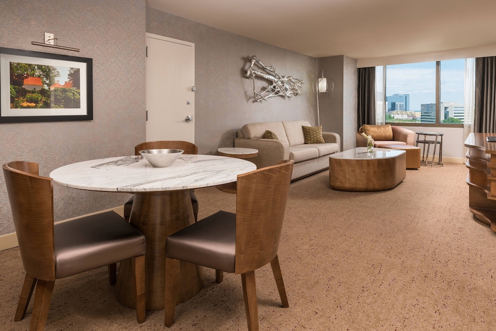 Junior Suite, 1 King Bed with Sofa bed (Mobility/Hearing Access, Roll-in Shwr) - Photo 2