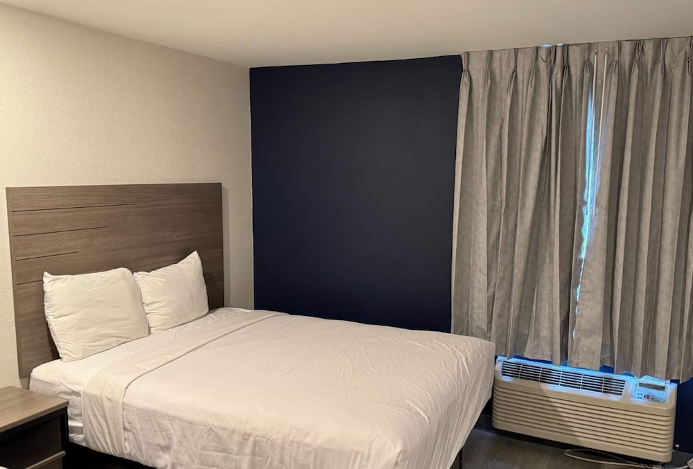 Suite, 1 Queen Bed, Non Smoking (Efficiency) photo 3
