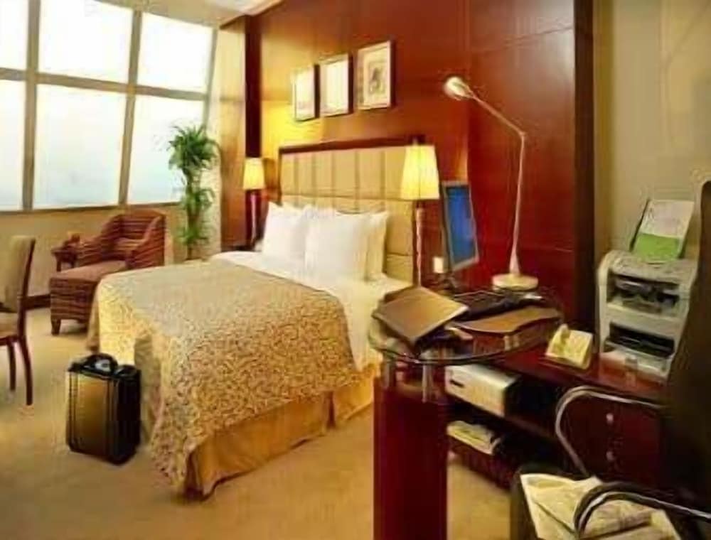 Suite, 1 King Bed, Smoking photo 1