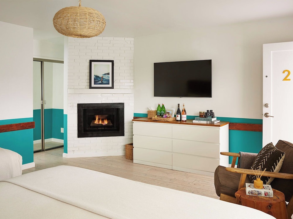 Room, 2 Queen Beds, Fireplace photo 3