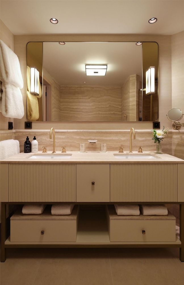 Deluxe Room - Photo 11