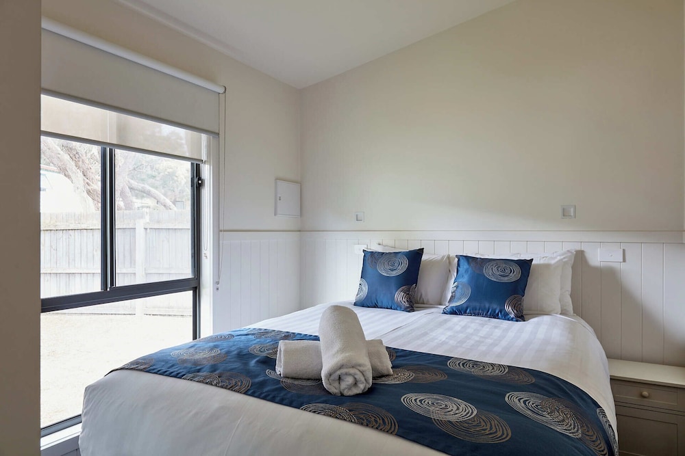 Deluxe Cabin, 3 Bedrooms, Poolside photo 2