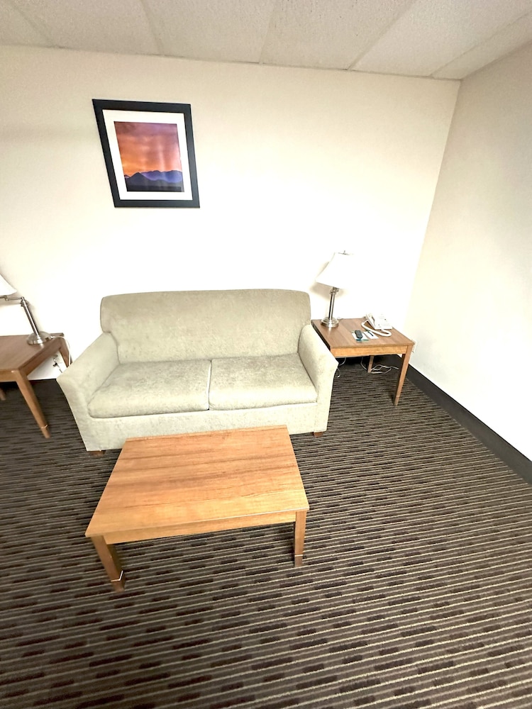 Standard Room, 1 Queen Bed, Non Smoking, Pets Allowed - Photo 2