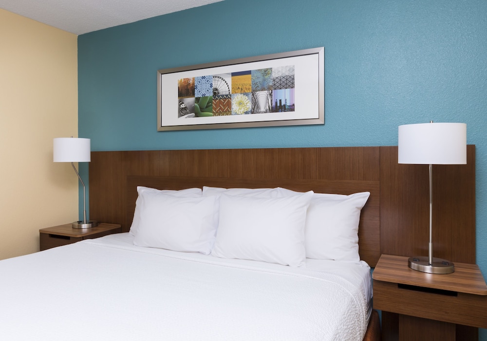 Room, 1 King Bed (Mobility/Hearing Access, Roll-In Shwr) photo 3
