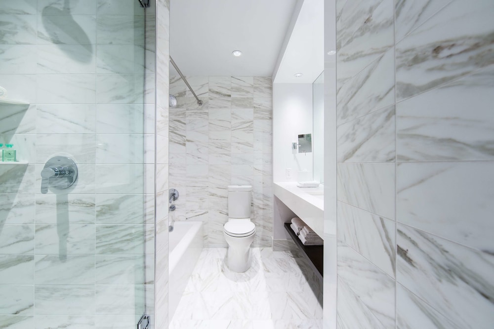 Luxury Suite with Pool View thumbnail 5