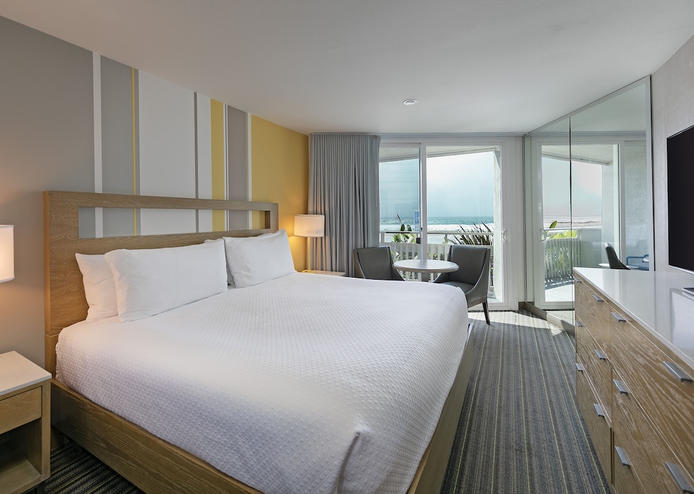 Room, 1 King Bed, Balcony, Ocean View - Photo 2