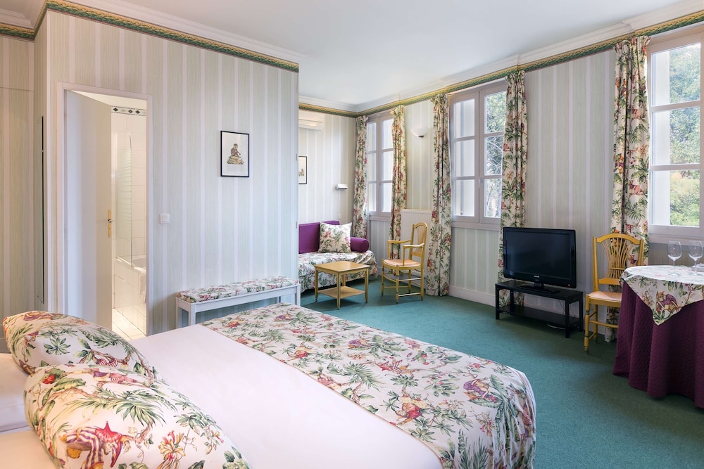 Executive Room, 1 King Bed, Non Smoking, Garden View, photo 6