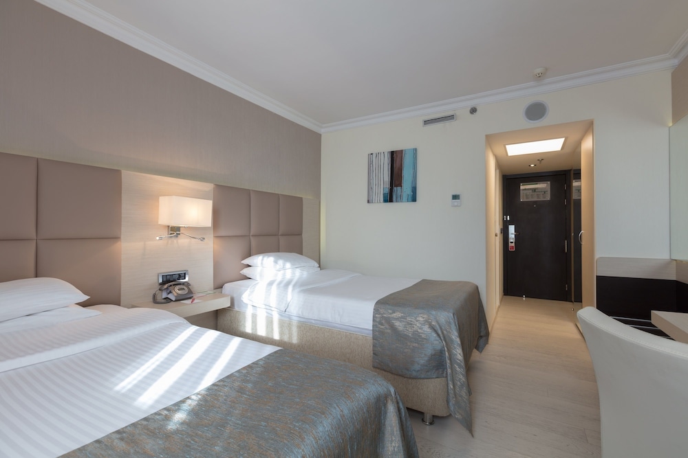 Business Room, 2 Twin Beds, Non Smoking (Newly Refurnished) - Photo 3