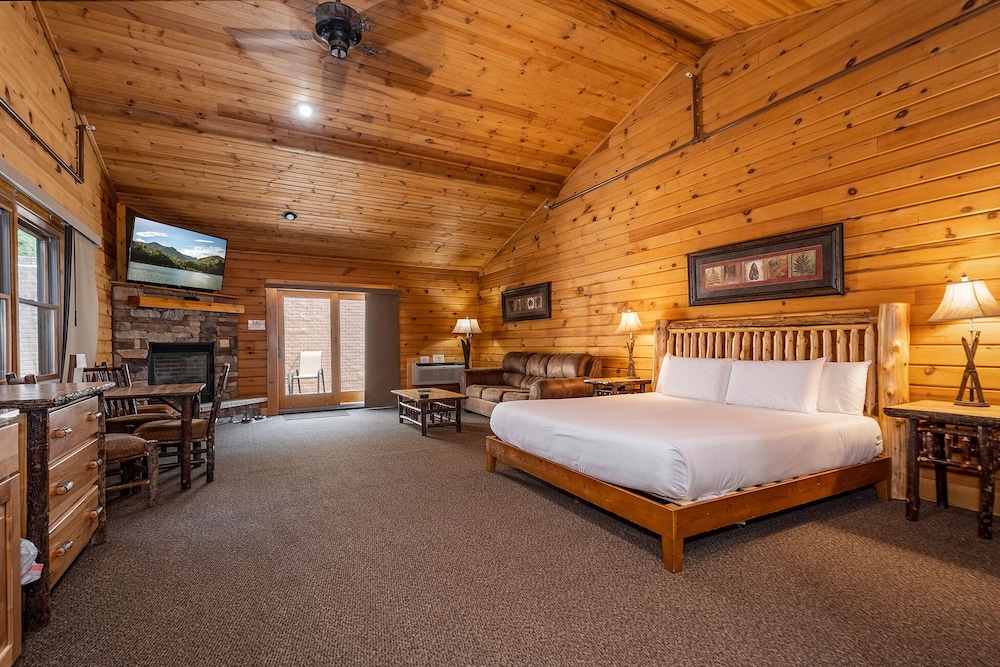 C 44-Grand Cabin, 1 King Bed with Sofa bed, Kitchenette, Mountain View