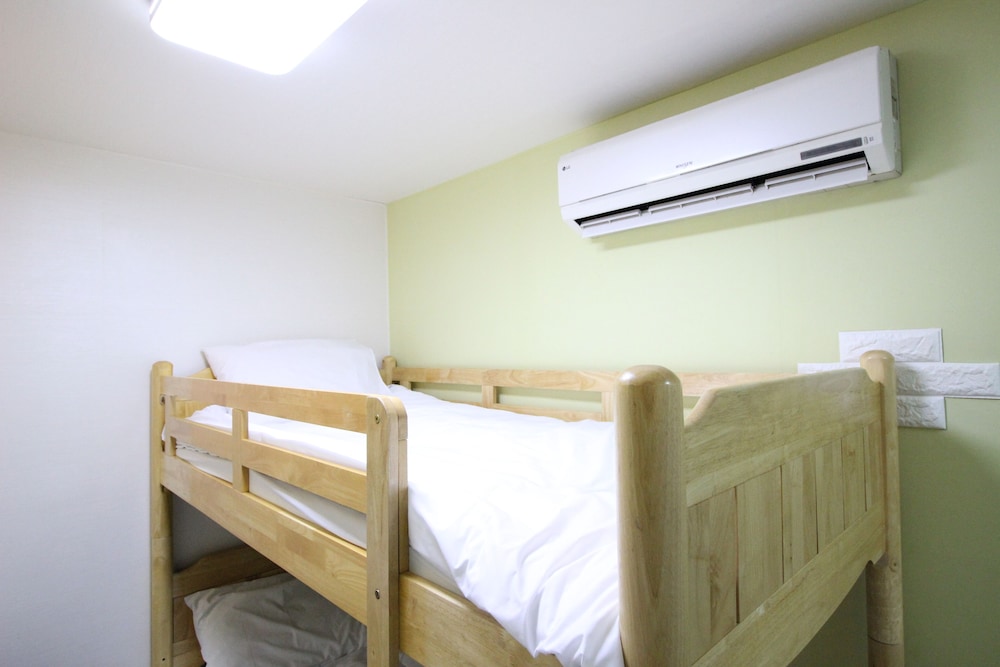 Economy Twin Room, No Windows - Photo 6