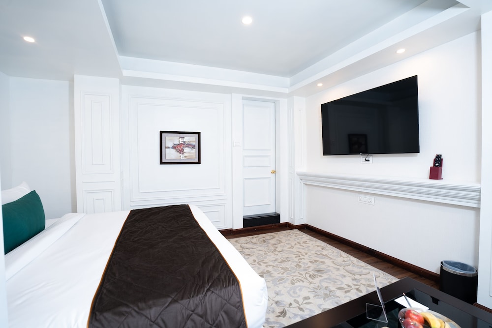 Premium Room with Bathtub - Photo 7