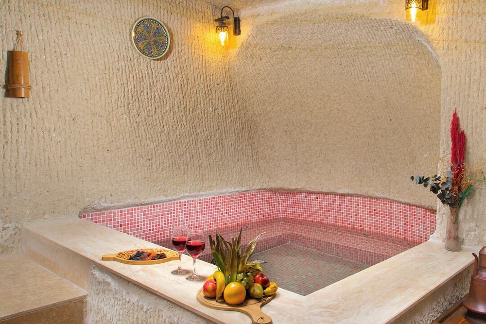 Deluxe Suite with Pool - Photo 7