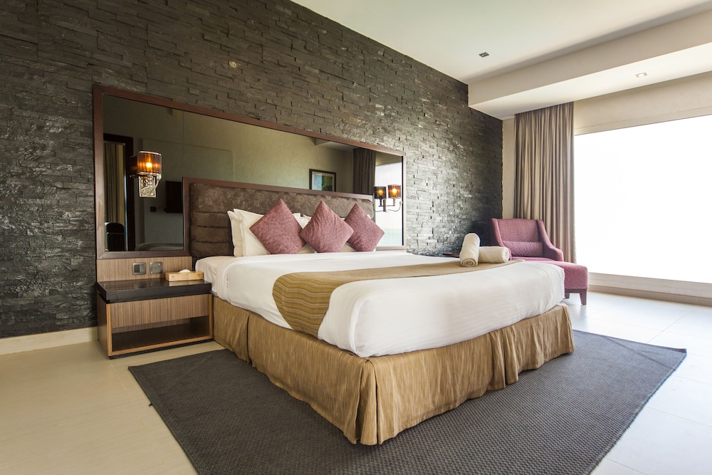 Executive Suite, 1 King Bed, Smoking, Pool View