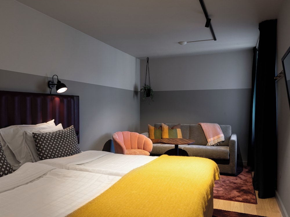 Family Room (2 twin beds, 1 sofa bed) - Photo 6