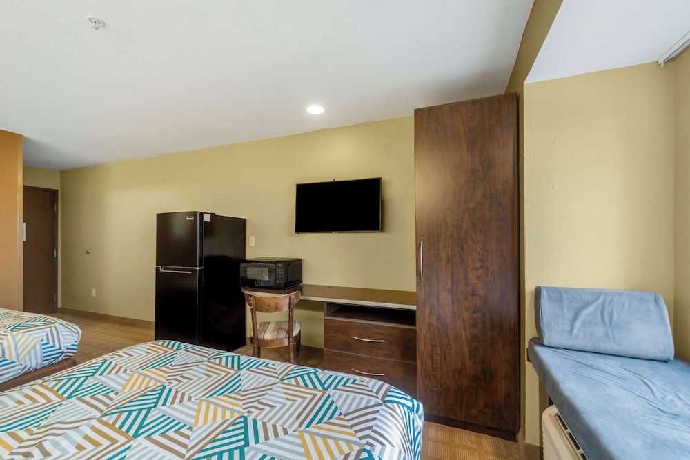 Standard Room, 2 Queen Beds, Non Smoking, Refrigerator & Microwave photo 3