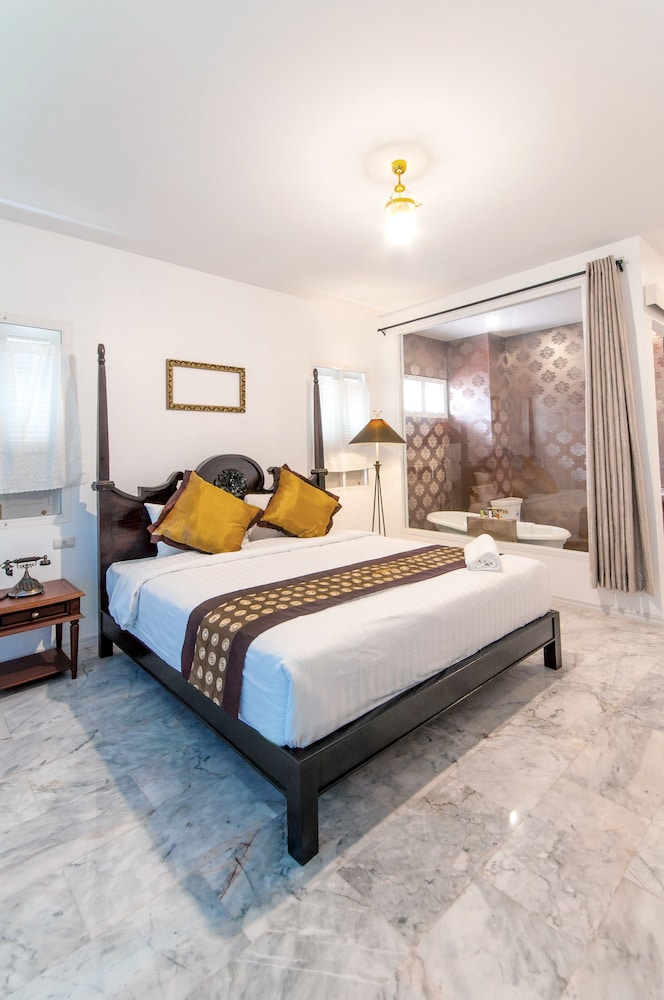 Deluxe Double Room , Free BKK Airport Transfers, flight detail required photo 1