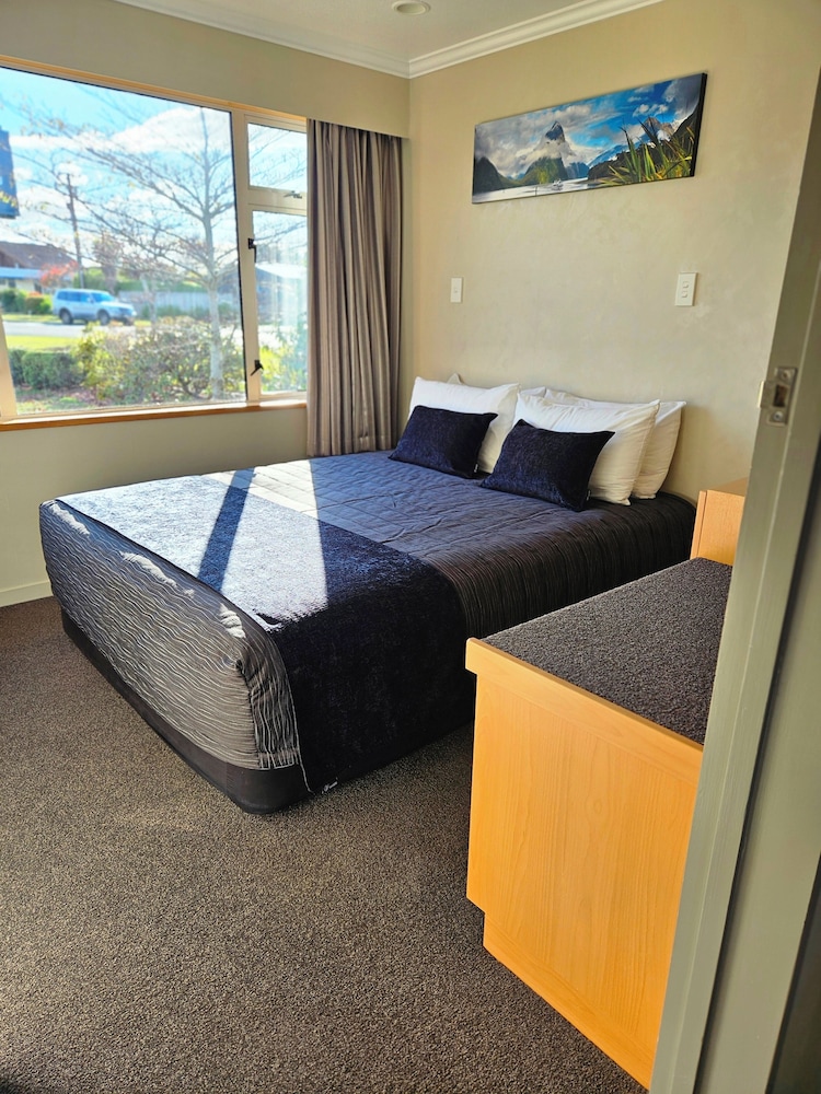 Standard Suite, 1 Queen Bed, Garden View photo 3
