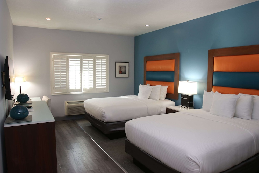 Basic Room, 2 Queen Beds, Non Smoking photo 1