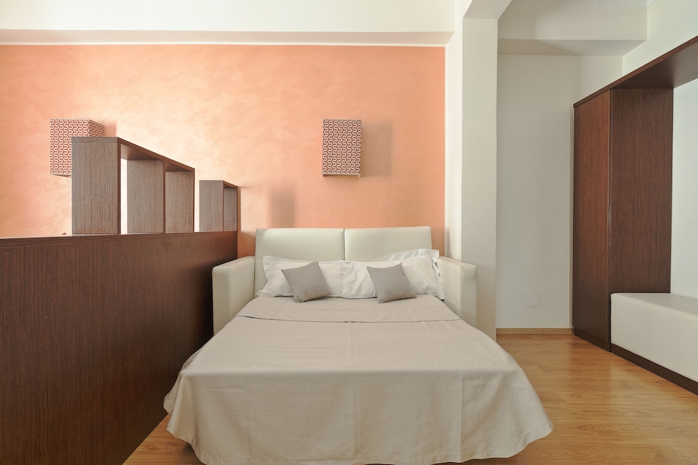 Family Studio Suite, 1 King Bed with Sofa bed, Ensuite photo 3