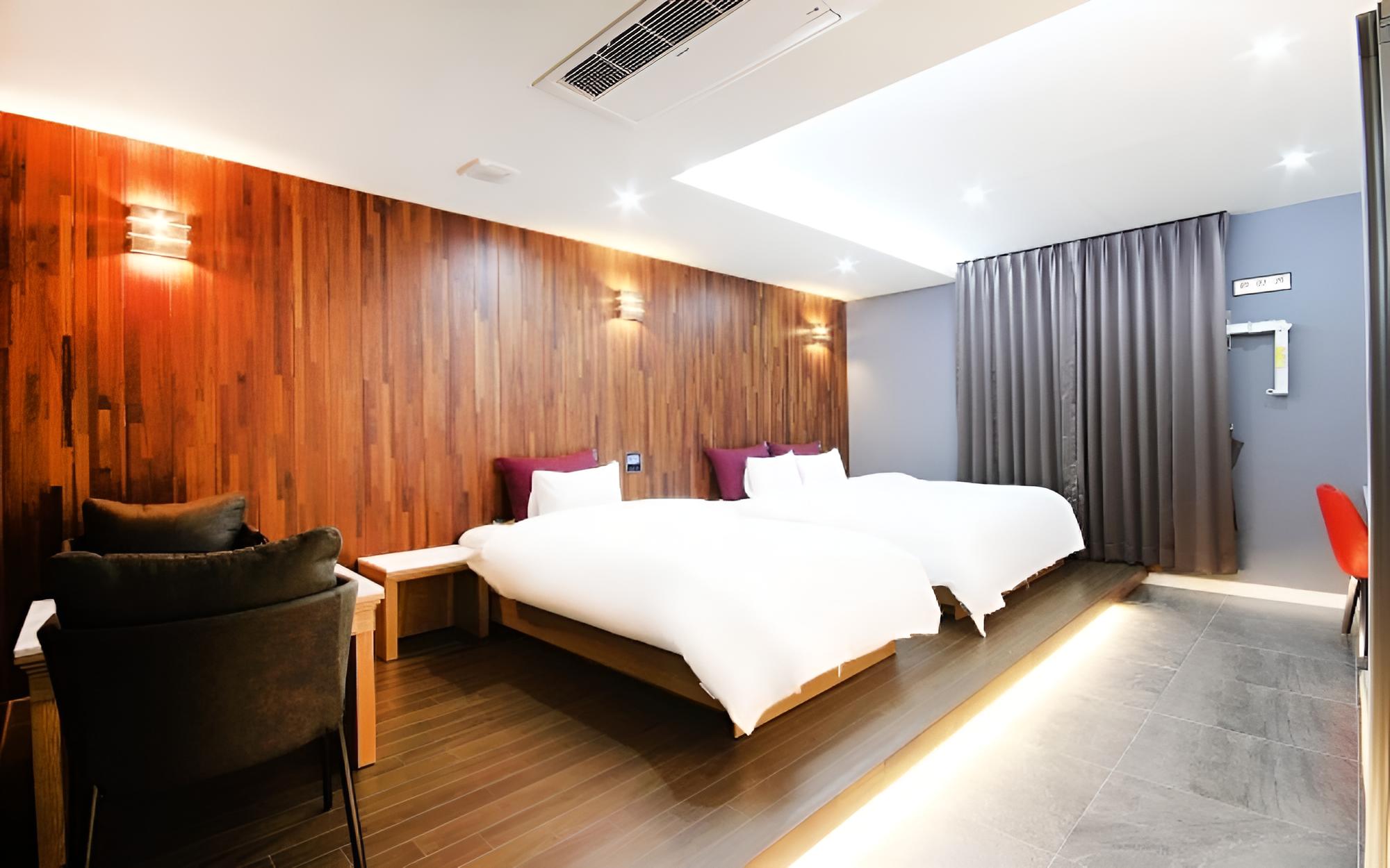 Room (Twin)