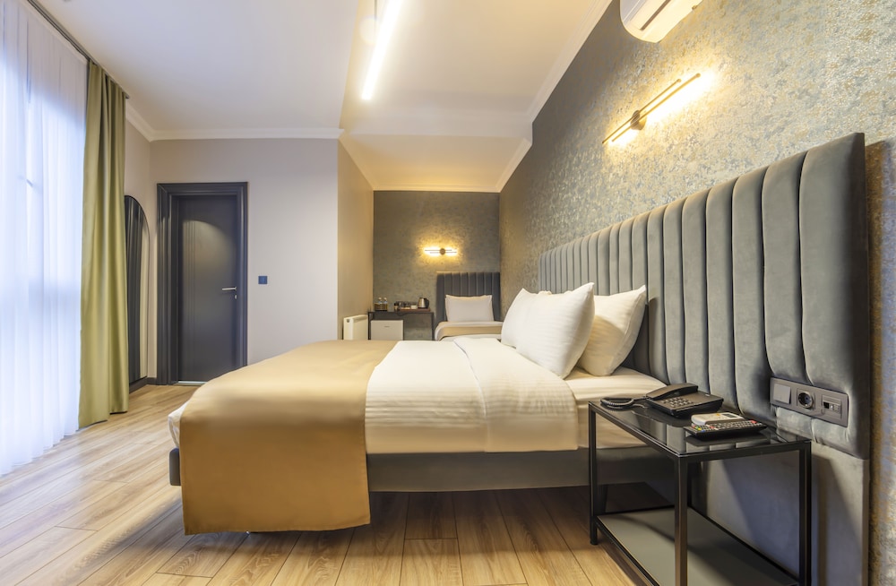 Deluxe Quadruple Room - Photo 11