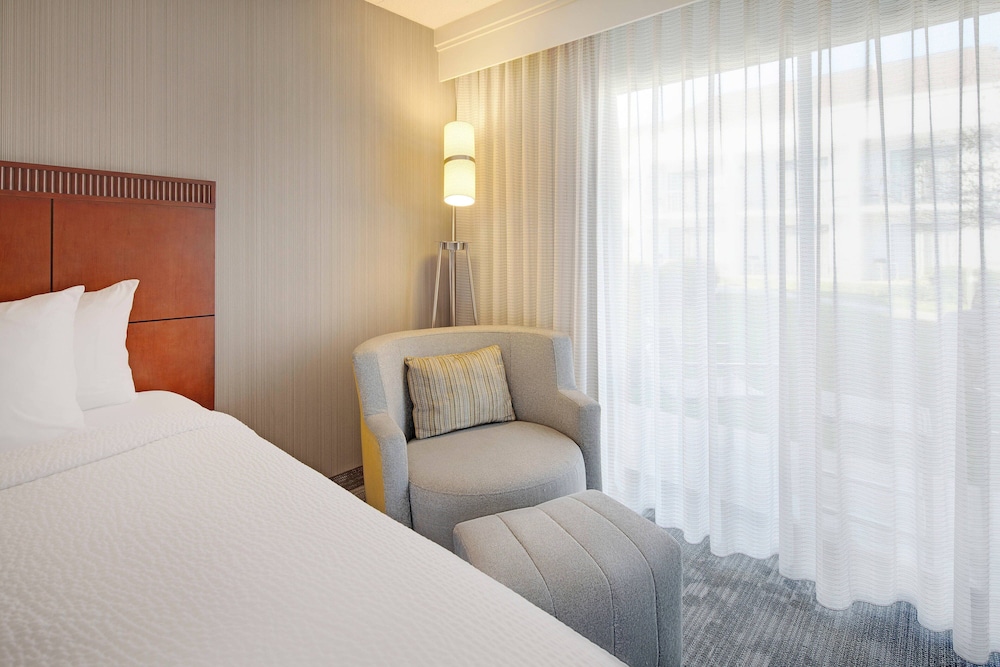 Room, 2 Queen Beds, Smoking (Hearing Accessible) - Photo 1
