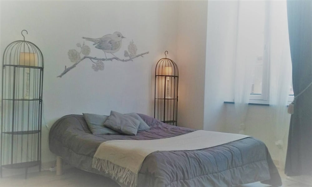 Room (1) photo 3