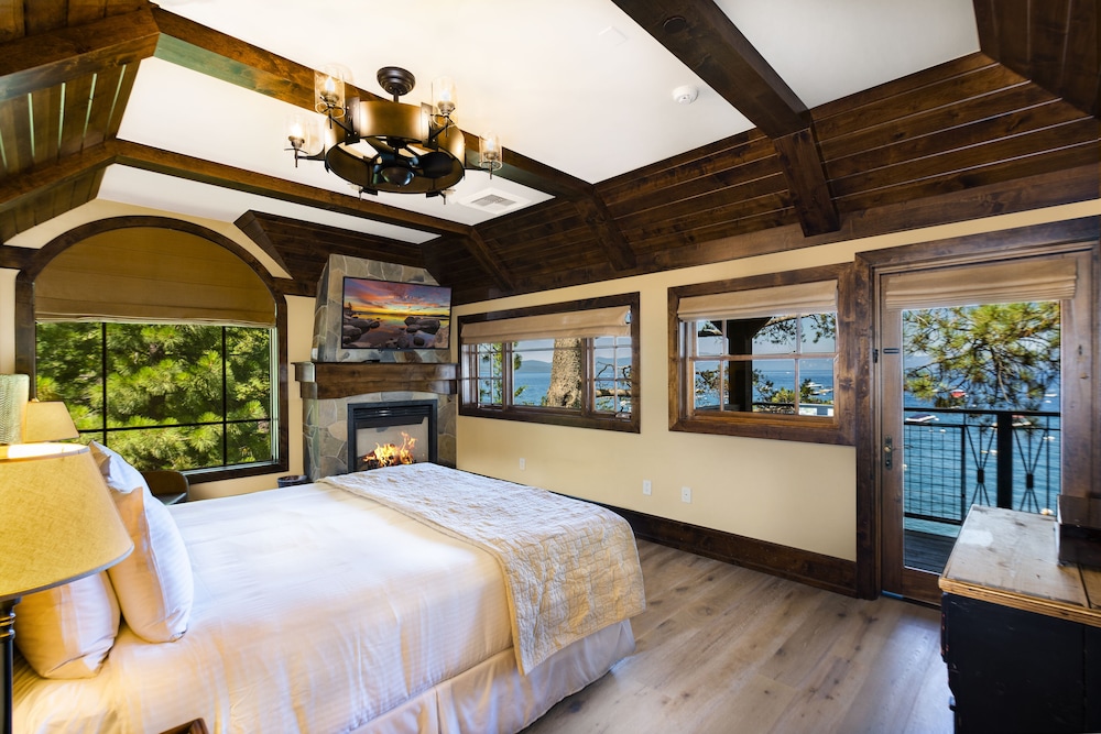 Watson Suite, King Bed with Lake View photo 2