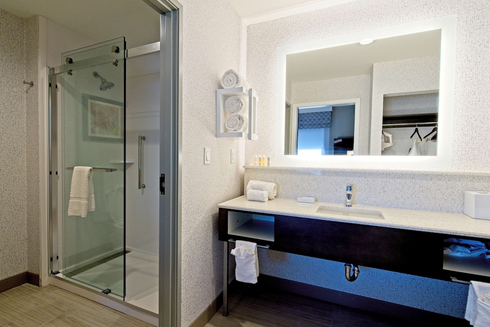 Room, 1 King Bed, Refrigerator & Microwave - Photo 4