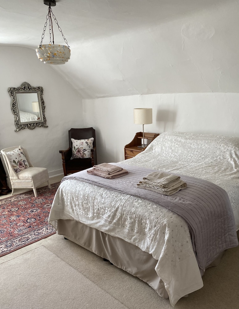 Standard Double Room, Ensuite, Garden View (Southleigh) photo 3