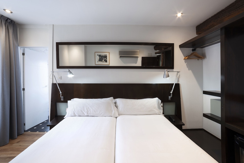 Standard Double Room - Photo 9
