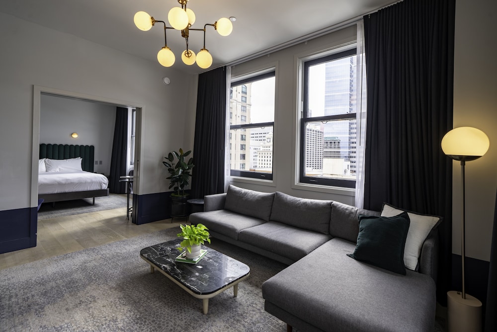 Suite, 1 King Bed (Woodlark Suite) thumbnail 5