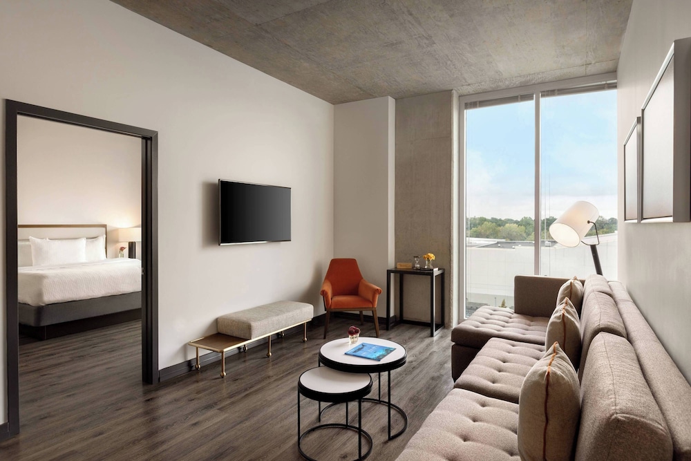 Suite, 2 Bedrooms, Balcony - Photo 2
