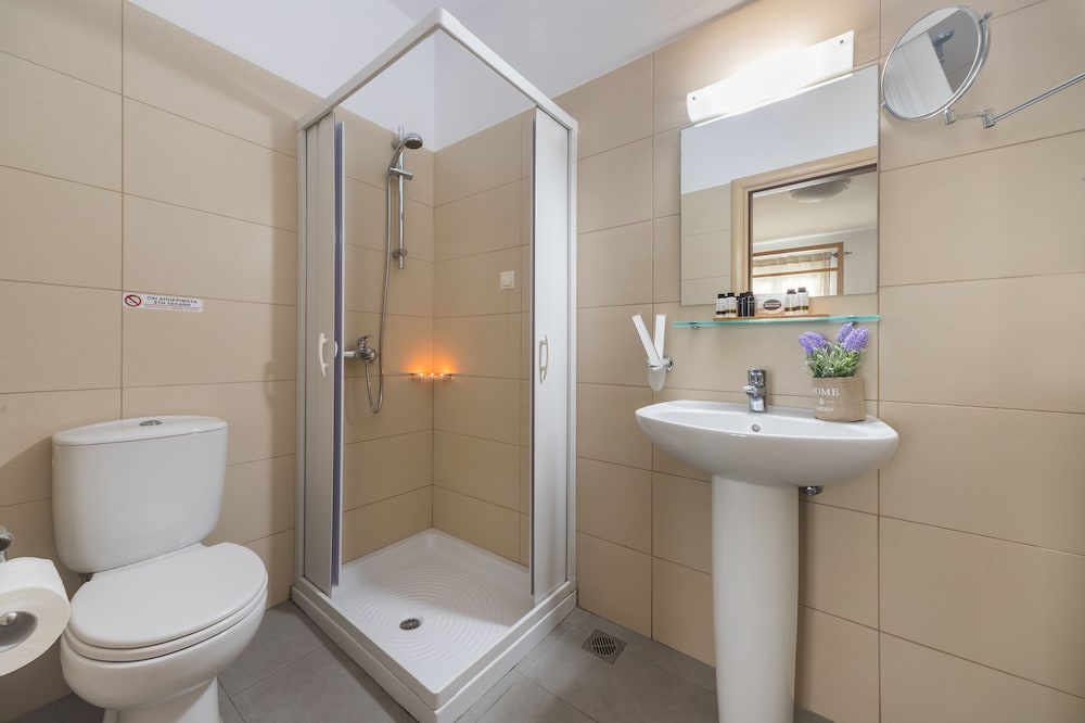 Basic Double Room, 1 Double Bed, Partial Sea View photo 2