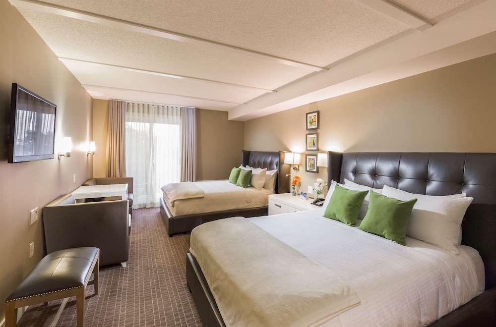 2 Bedroom Suite, 1 King bed and 2 Queen Beds with Sofabed, Waterside photo 2