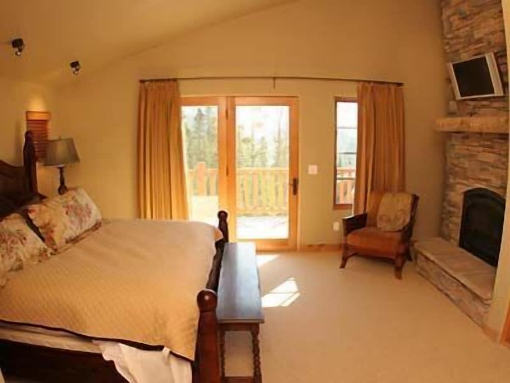 Three-Bedroom Home With Loft photo 3