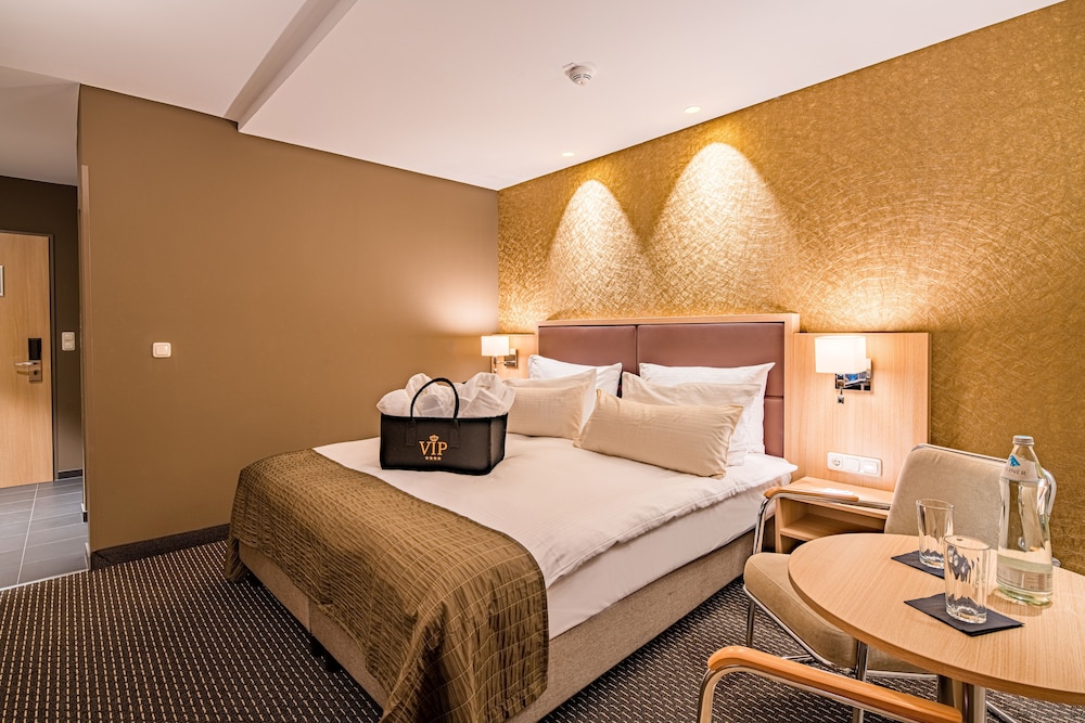 Comfort Room, 1 King Bed, Balcony - Photo 2