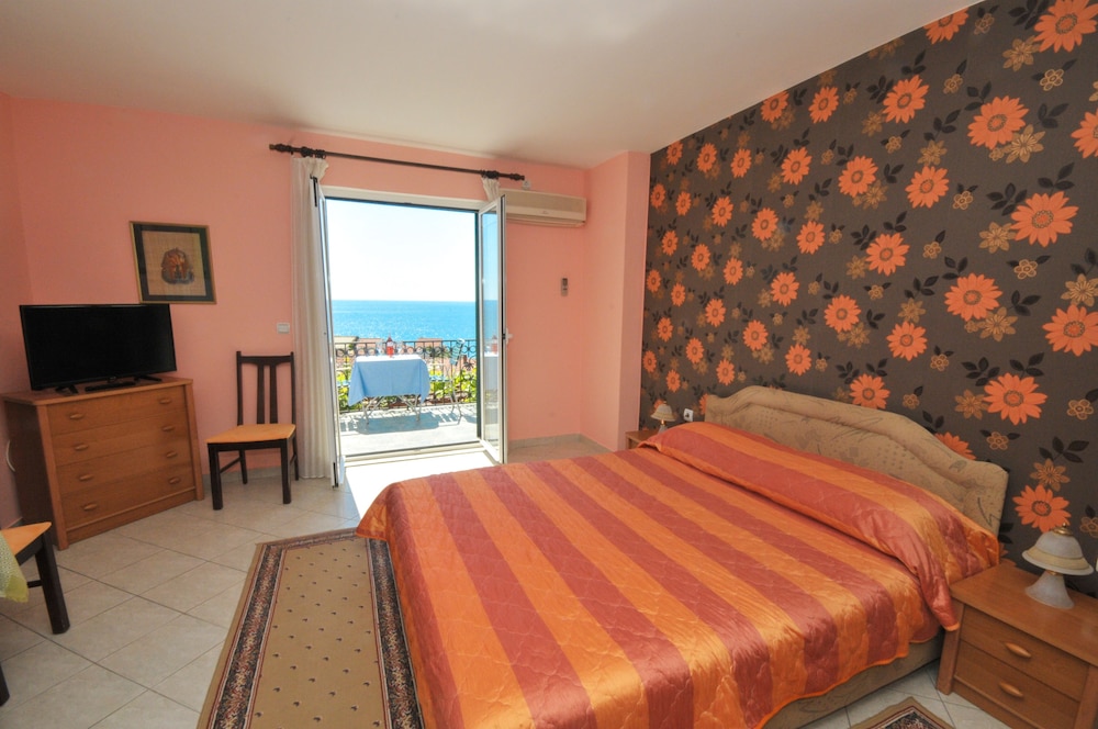 Basic Studio, 1 Double Bed With Sofa Bed