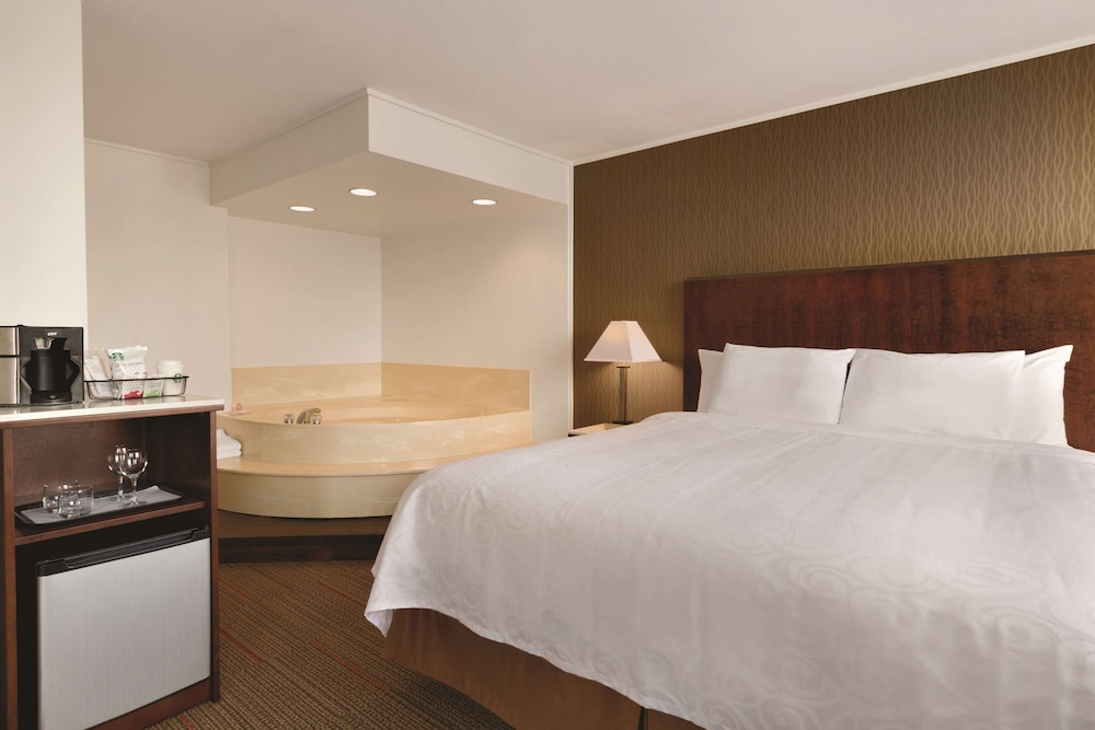 Premium Studio, 1 King Bed with Sofa bed, Jetted Tub (Coast Premium K Suite w/ Jetted Tub)
