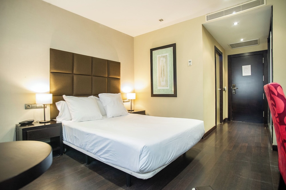 Double Room Single Use (Queen Bed) - Photo 2