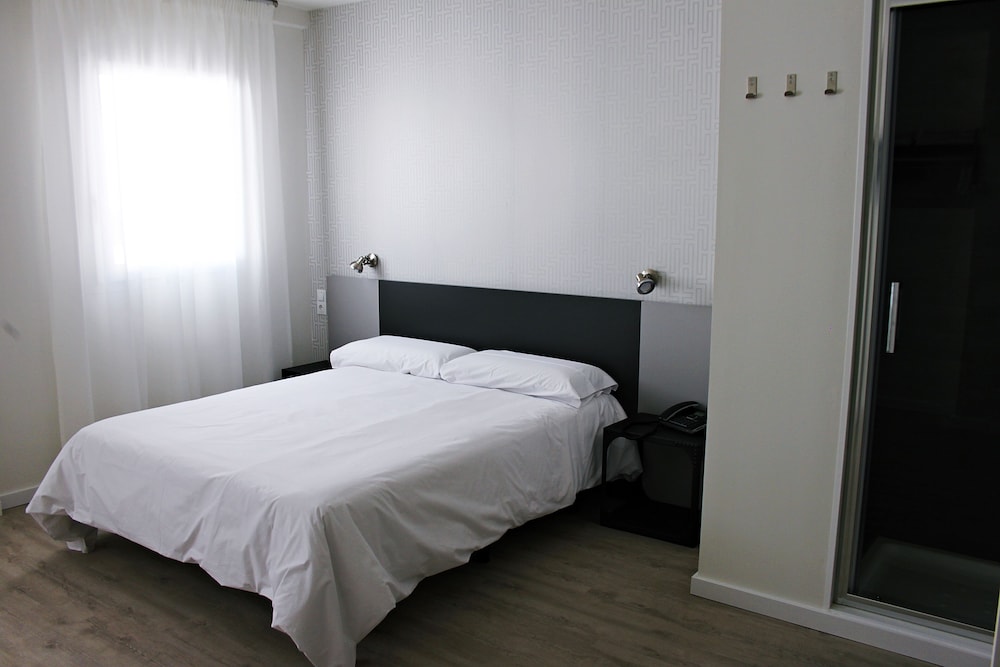 Single Room, 1 Queen Bed, Pool View photo 2