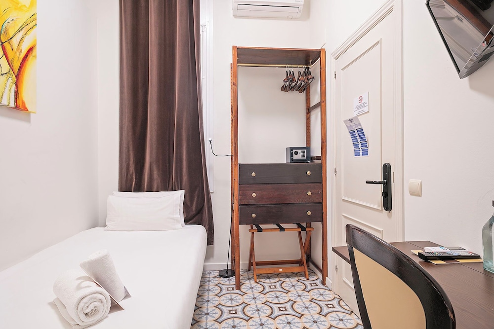 Tiny Single Room photo 2