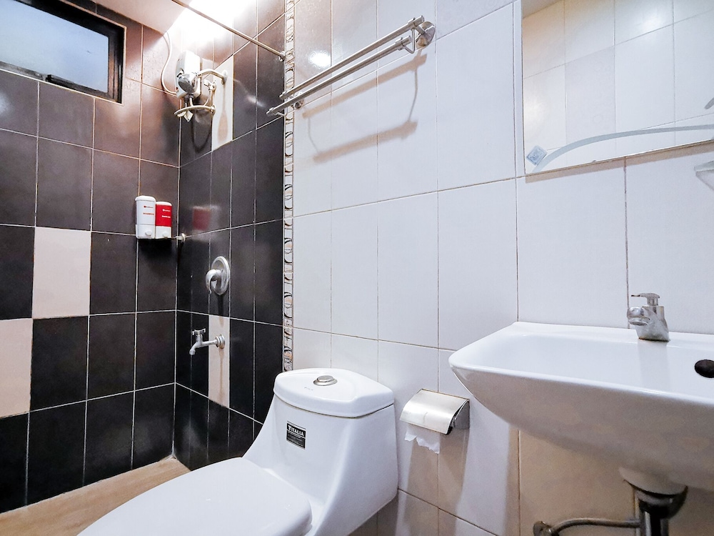 Double Room (Reddoorz) - Photo 3