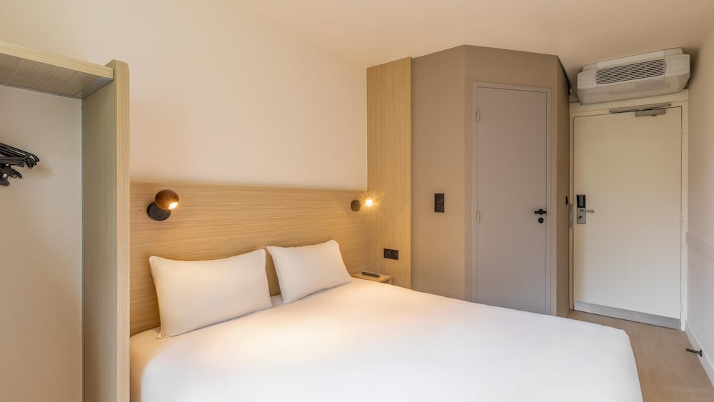 Standard Room, 1 Queen Bed - Photo 3