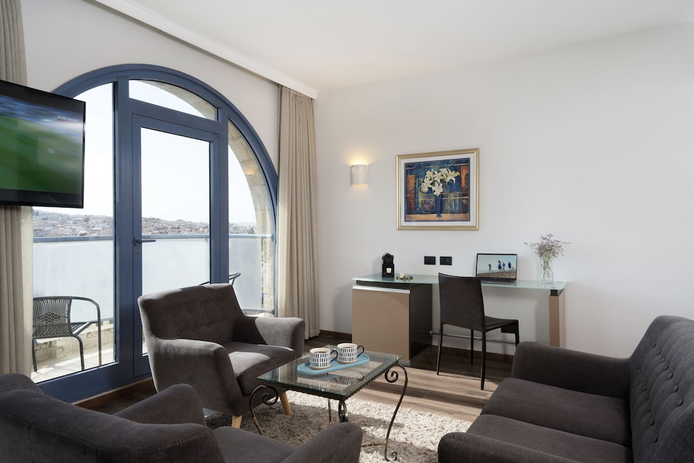 Executive Suite - Photo 6