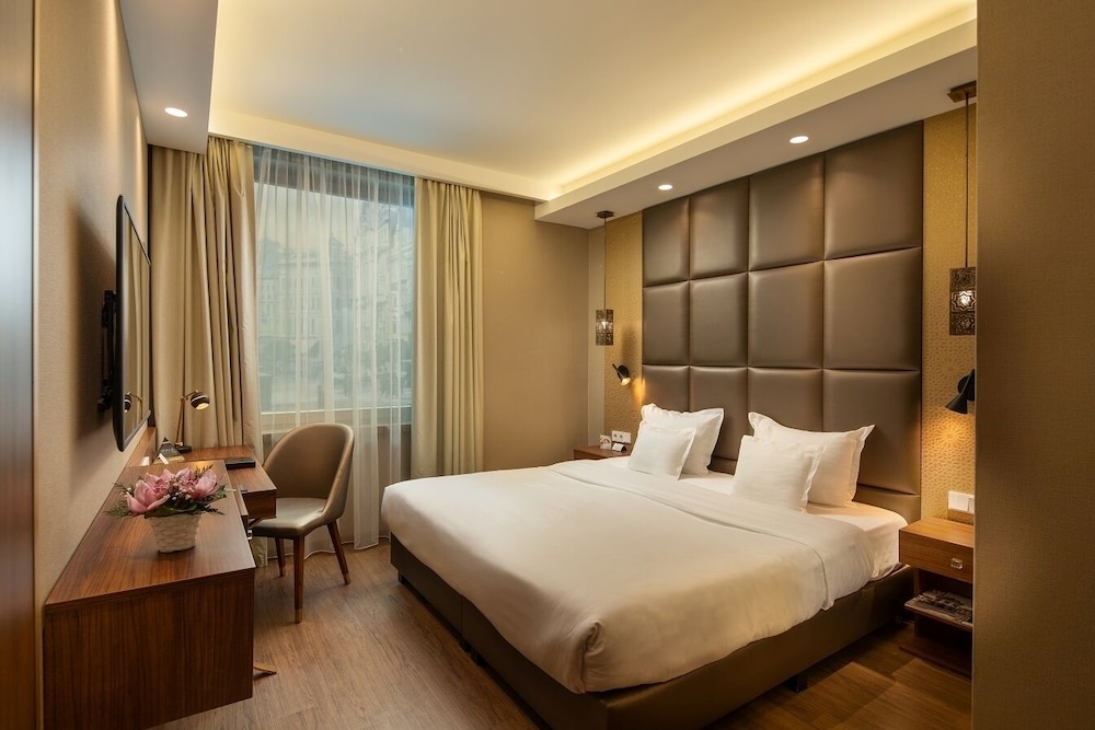 Standard Double Room Single Use thumbnail 5