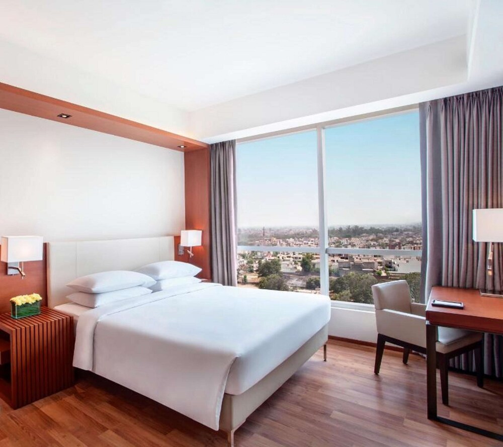 Club Room, 1 King Bed - Photo 5