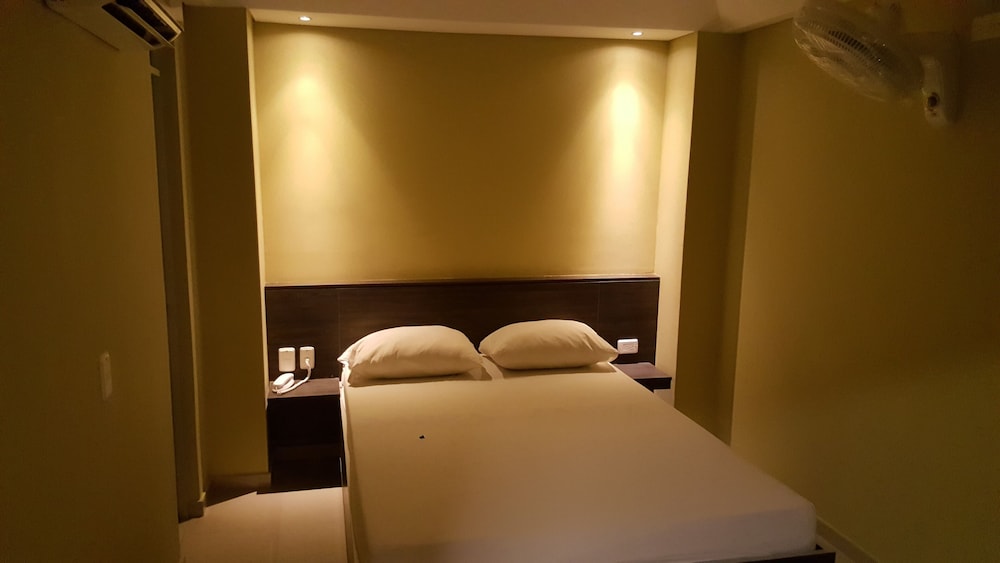 Basic Room, 1 Large Twin Bed Fan Only (No air) photo 1