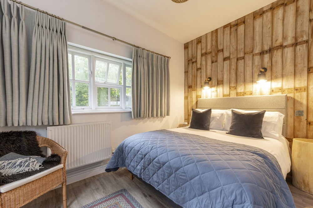 Luxury Double Room, Ensuite, River View (Nadder)