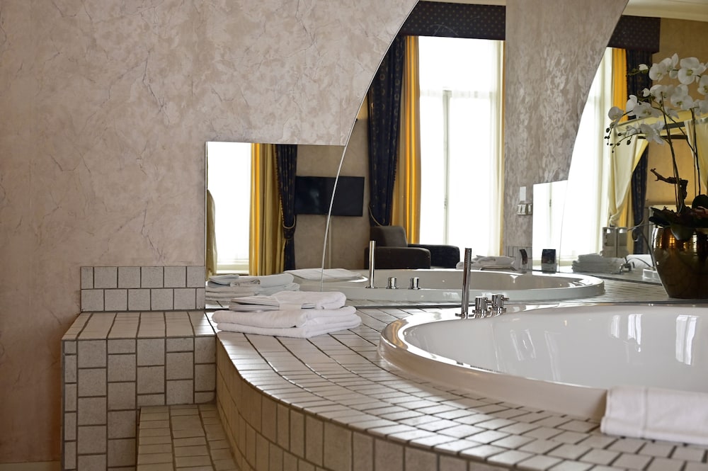 Luxe Suite - Photo 6